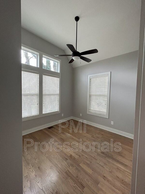 111 Creighton Ave #B - Photo 5 of 23