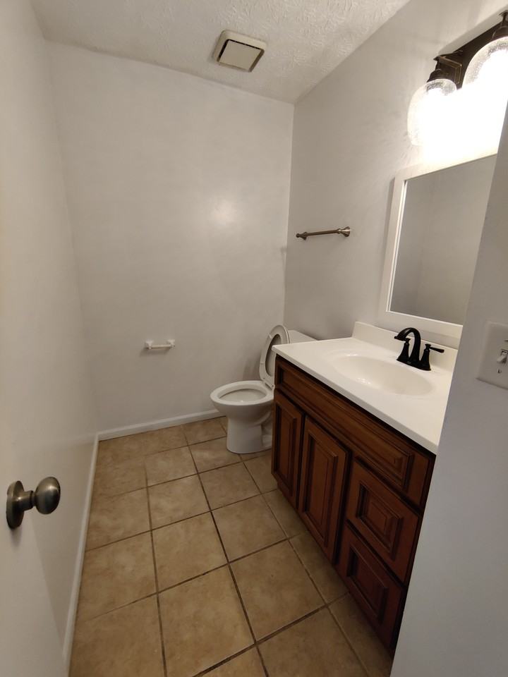 1557 Park Place Dr - Photo 3 of 21