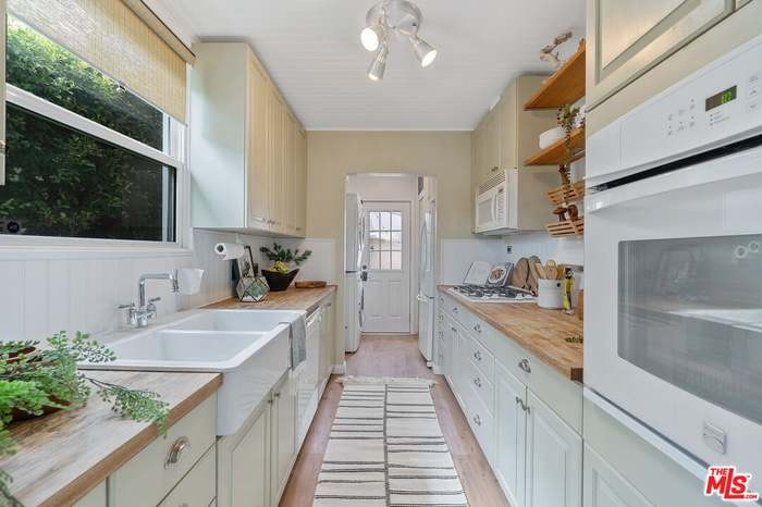 1585 Forest Ave - Photo 2 of 19