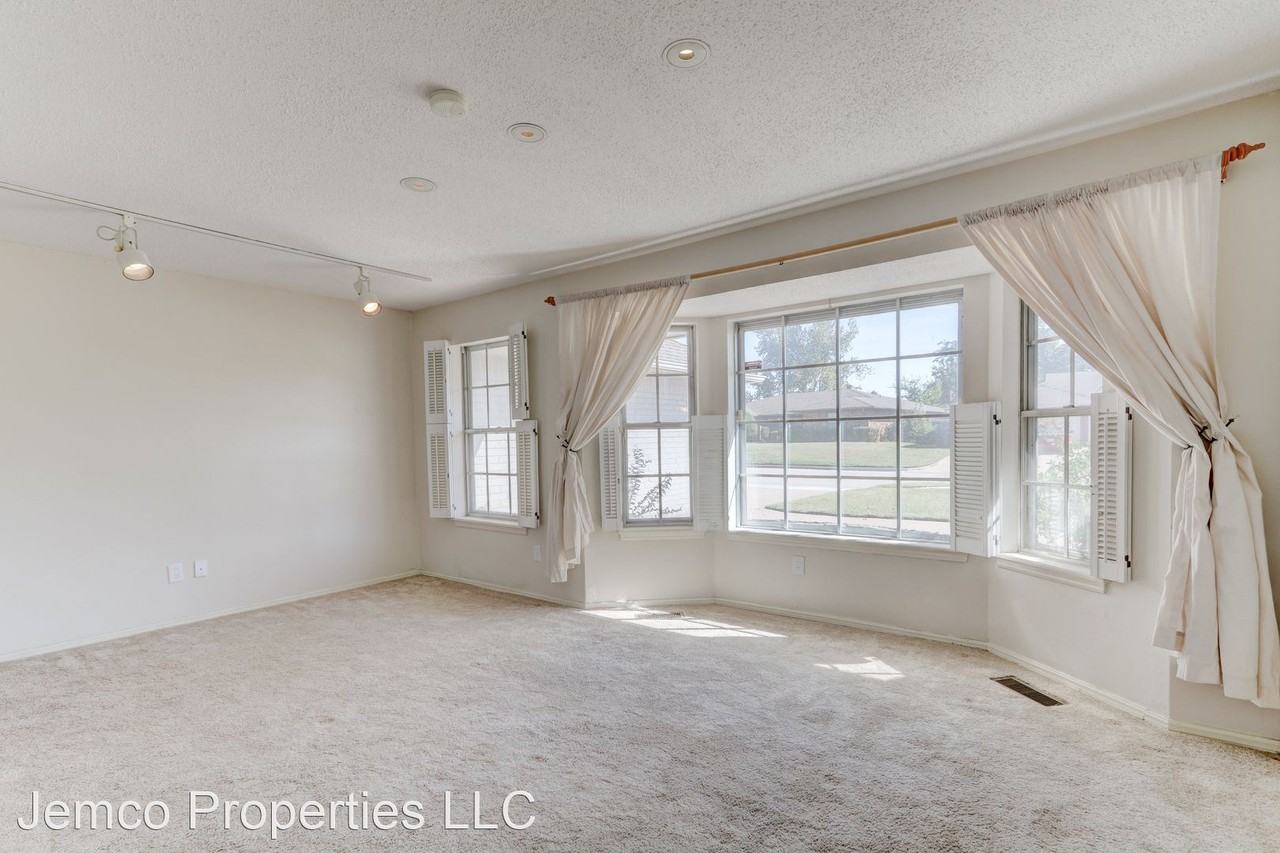 12005 Camelot Dr - Photo 2 of 11