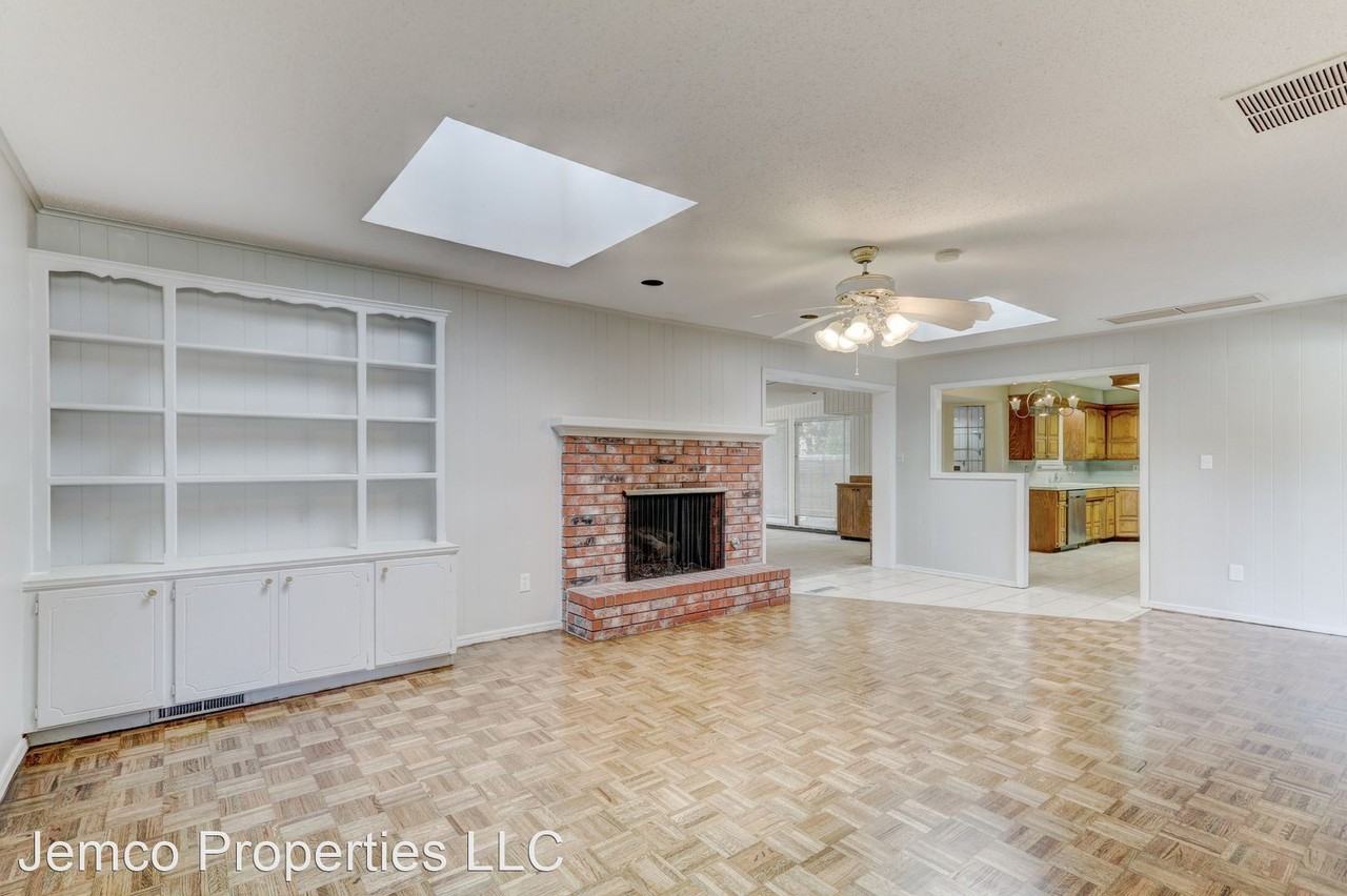 12005 Camelot Dr - Photo 3 of 11