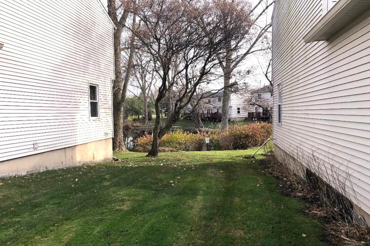 1361 Lochaven Rd - Photo 3 of 16