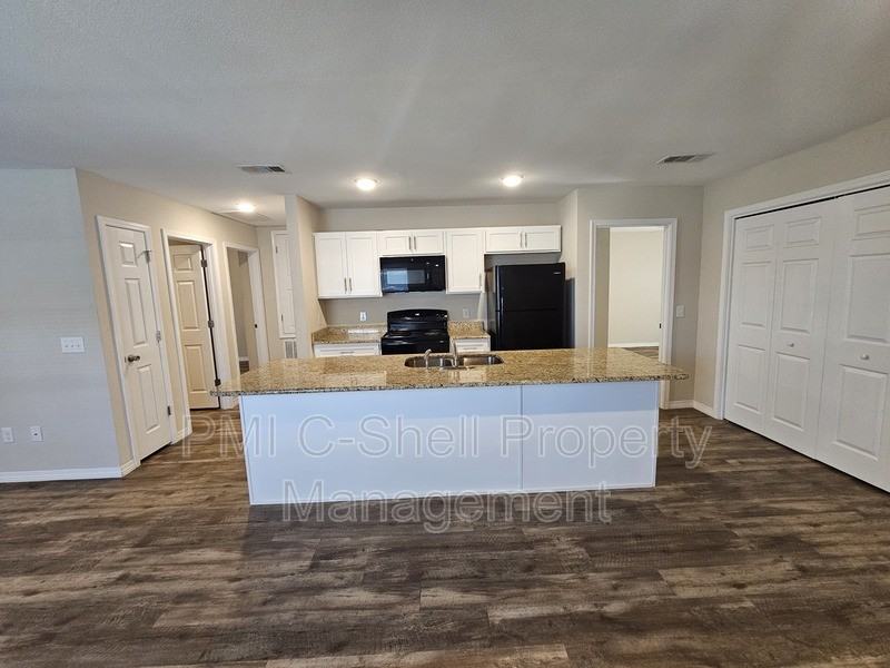 2211 Forsyth St - Photo 4 of 14