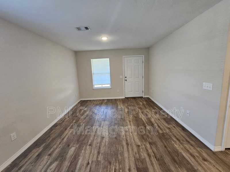 2211 Forsyth St - Photo 6 of 14