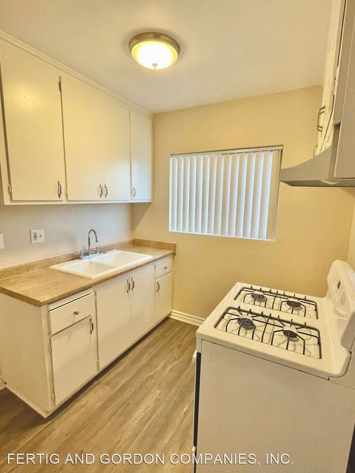 12414 Dunrobin Ave. - Photo 3 of 13