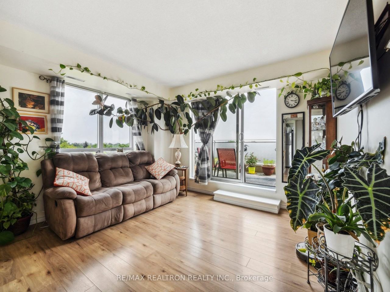 801 Sheppard Avenue West #605 - Photo 2 of 10