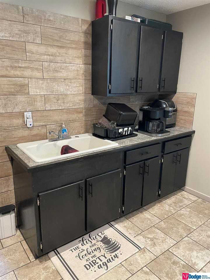 3334 Blondo St #NA - Photo 3 of 5