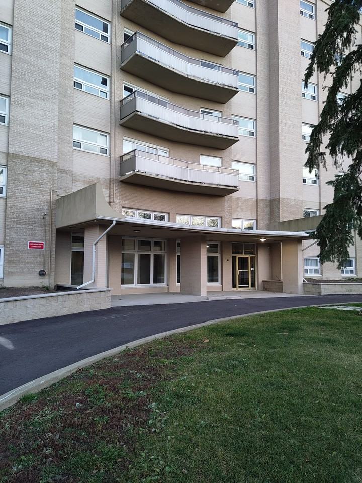 Squire Apartment Apartments 20 Tremont Drive, St. Catharines, ON L2T