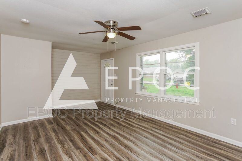 118 Meadowbrook St - Photo 3 of 15