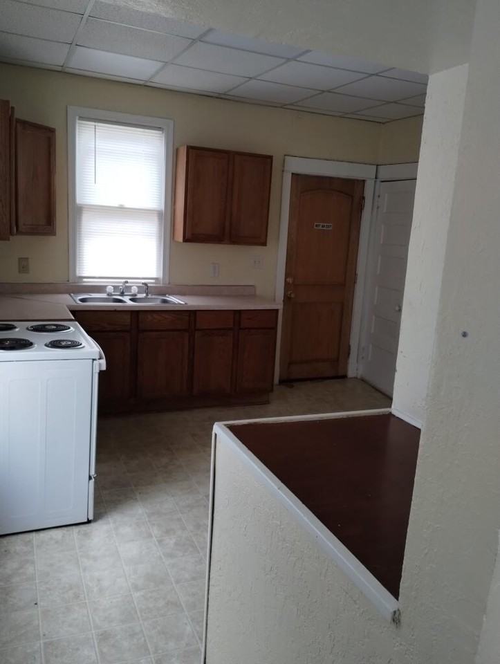 628 W 3rd St #A - Photo 5 of 8