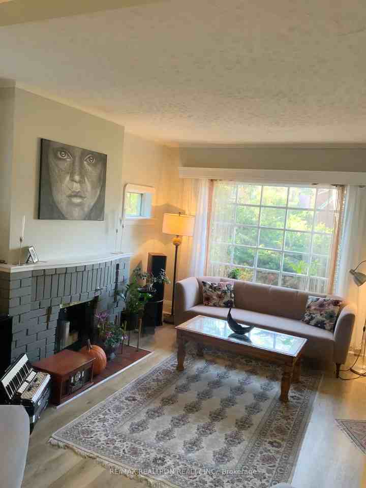 1 Wanless Crescent - Photo 3 of 16