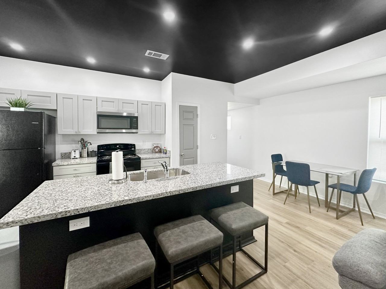1127 South Dupre Street 3 - Photo 2 of 6