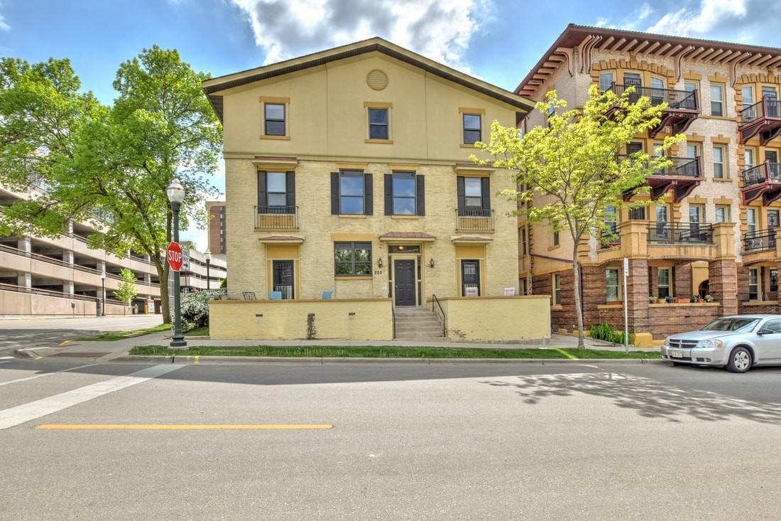 202 N Pinckney St - Photo 2 of 50