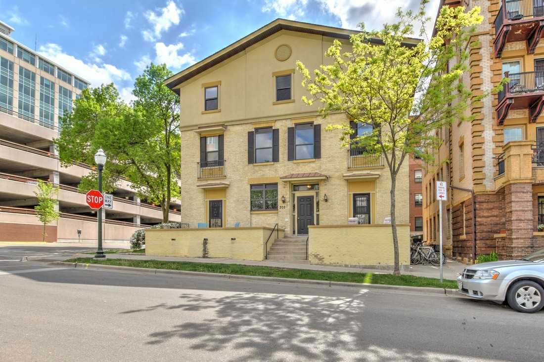 202 N Pinckney St - Photo 3 of 50