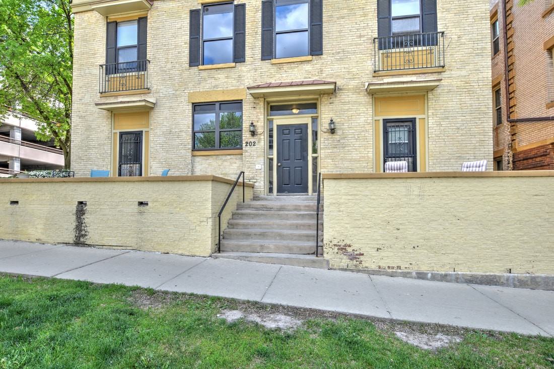 202 N Pinckney St - Photo 4 of 50