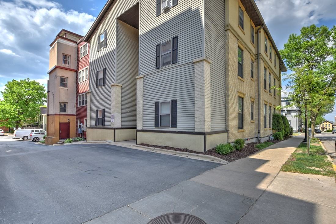 202 N Pinckney St - Photo 7 of 50