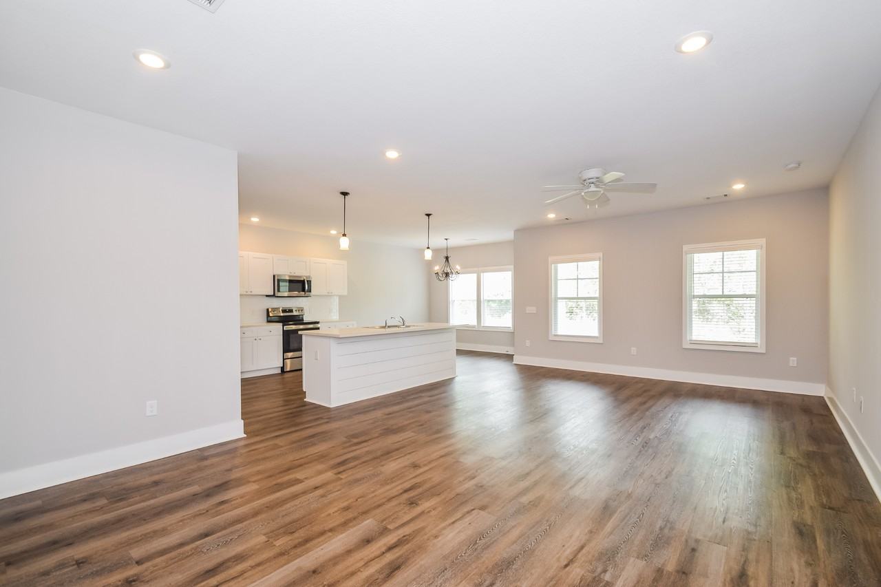 1047 Autumns Wood Cir E - Photo 2 of 25