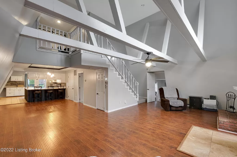 131 Overlook Dr - Photo 3 of 37