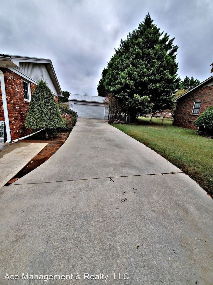 107 Edna St - Photo 3 of 16