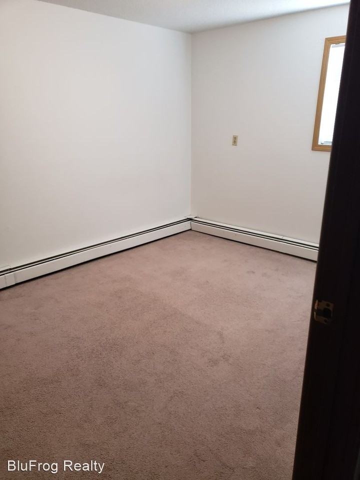 610 11th St NE - Photo 2 of 8