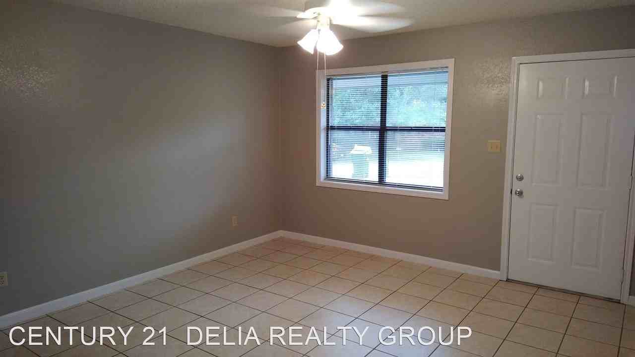 1007 Lucius Dr - Photo 2 of 9