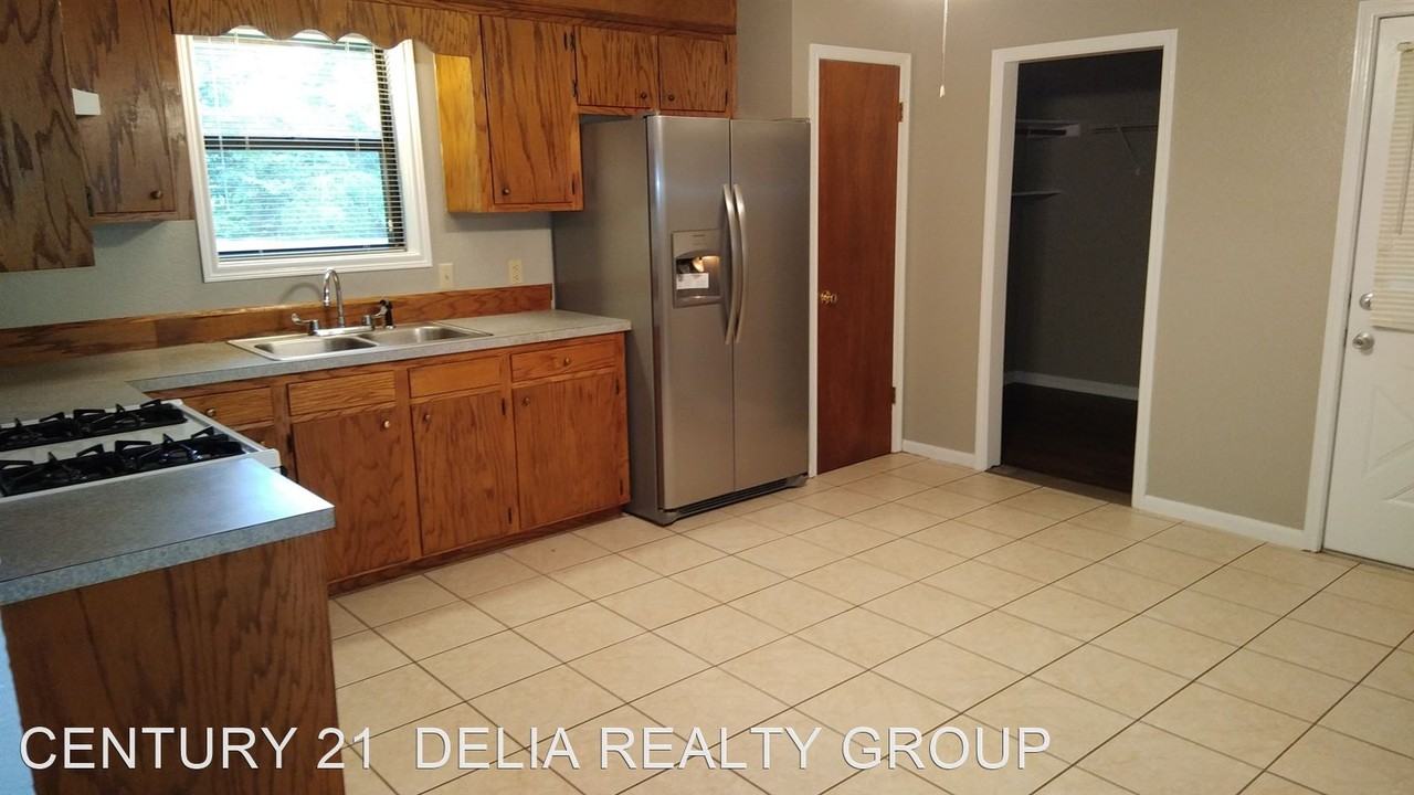 1007 Lucius Dr - Photo 3 of 9