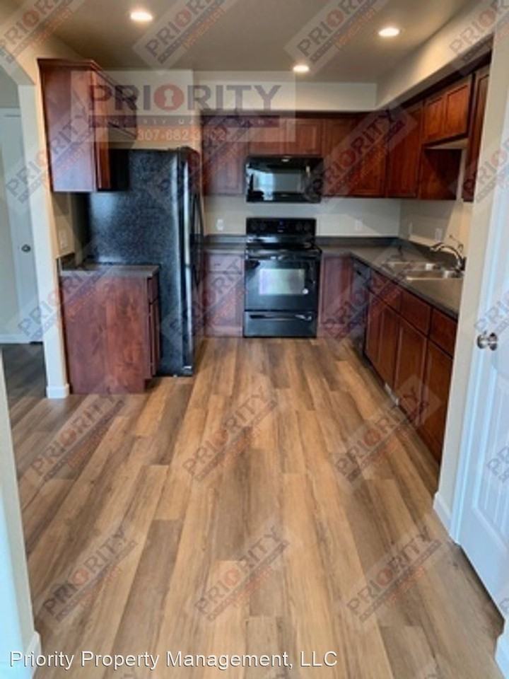 3225 Bantam Ave - Photo 3 of 16