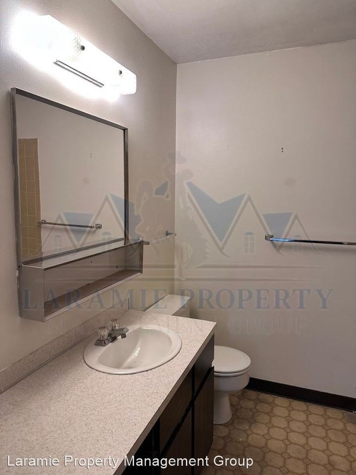 Close to shopping, the college and restaurants! - Photo 2 of 10