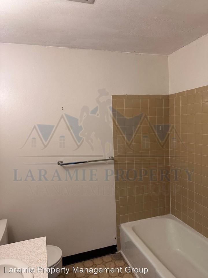 Close to shopping, the college and restaurants! - Photo 3 of 10