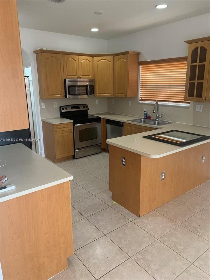 5060 Sw 159th Ave - Photo 3 of 8