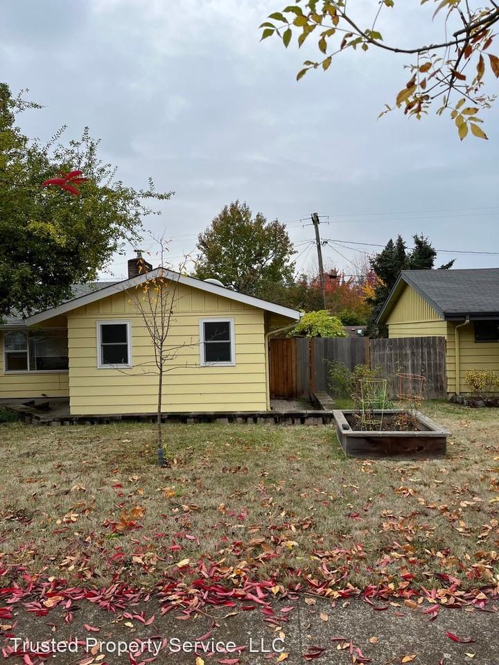 3180 University St - Photo 3 of 25