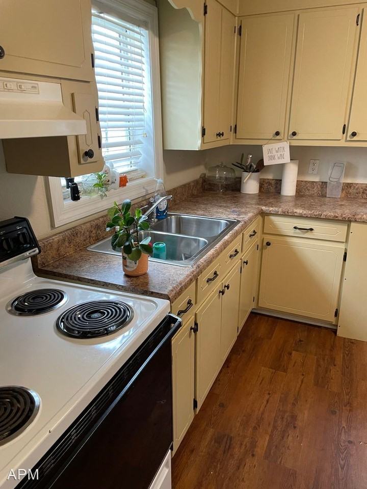 919 College St - Photo 2 of 6