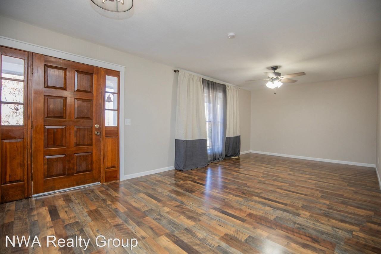 1001 Main St Se - Photo 2 of 27