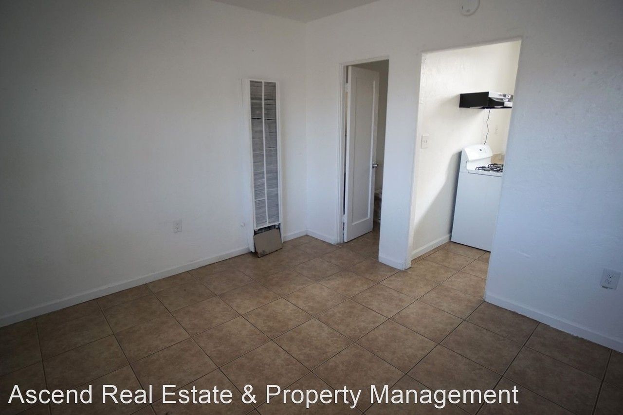 107 E 8th Street - Photo 3 of 4