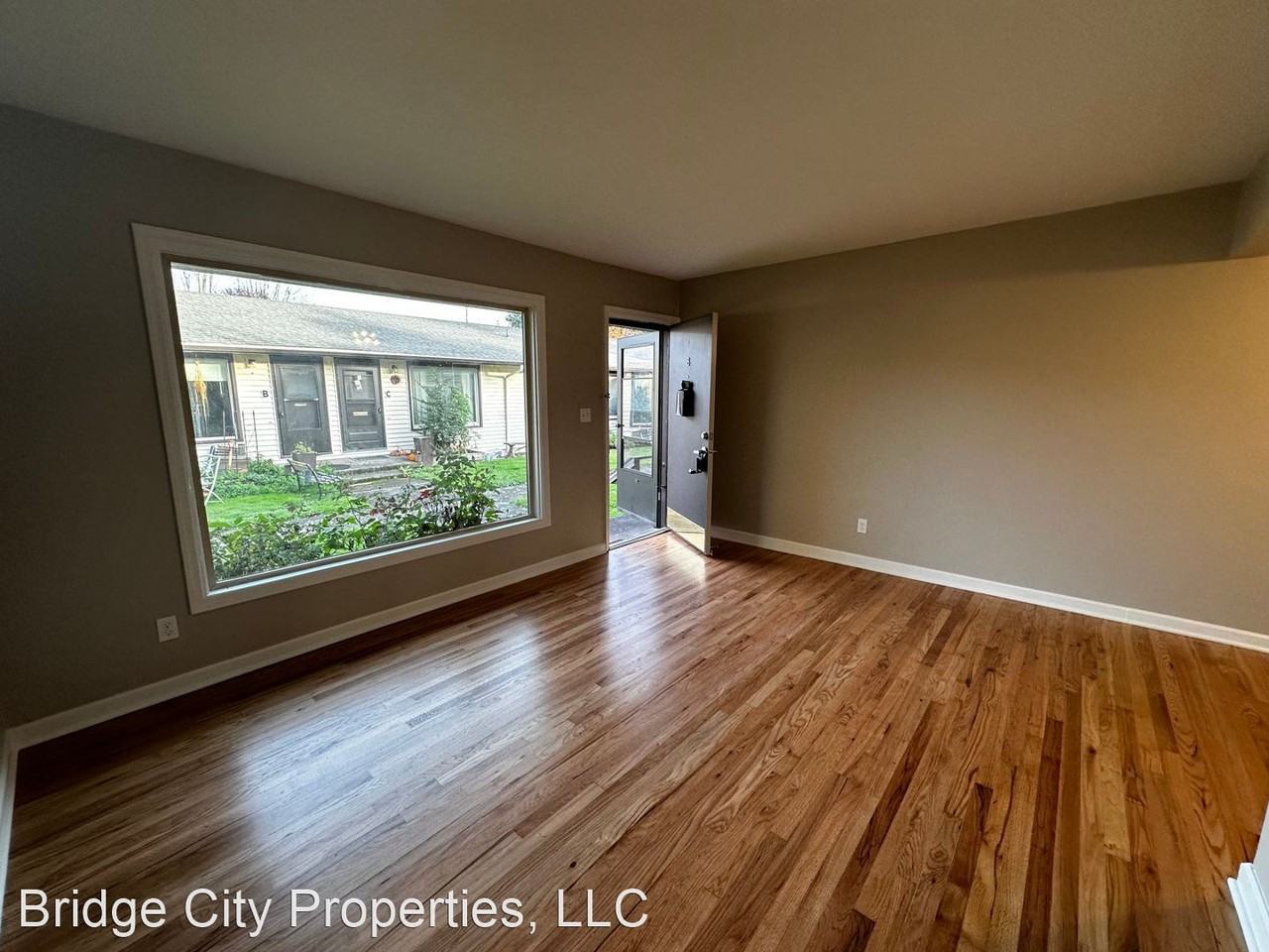 5104 SE Clinton St. - Photo 3 of 10