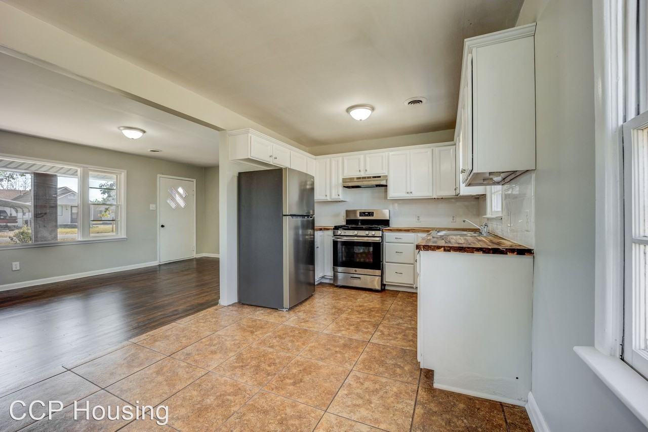 5116 S 32nd St - Photo 2 of 25