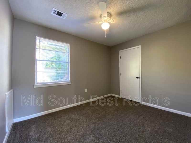 2120 Bennett Avenue - Photo 5 of 8