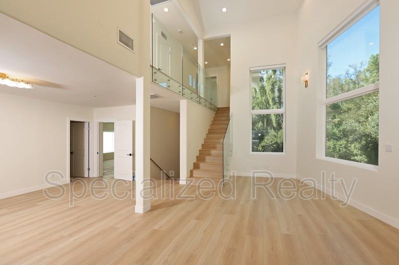 1827 Hill Dr - Photo 2 of 28