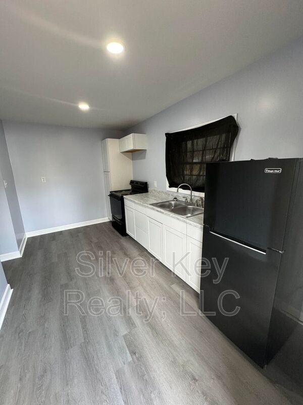 154 S Jackson St #A - Photo 2 of 7