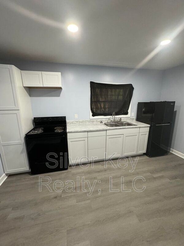 154 S Jackson St #A - Photo 3 of 7