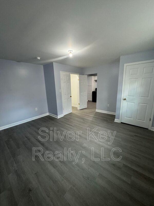 154 S Jackson St #A - Photo 5 of 7