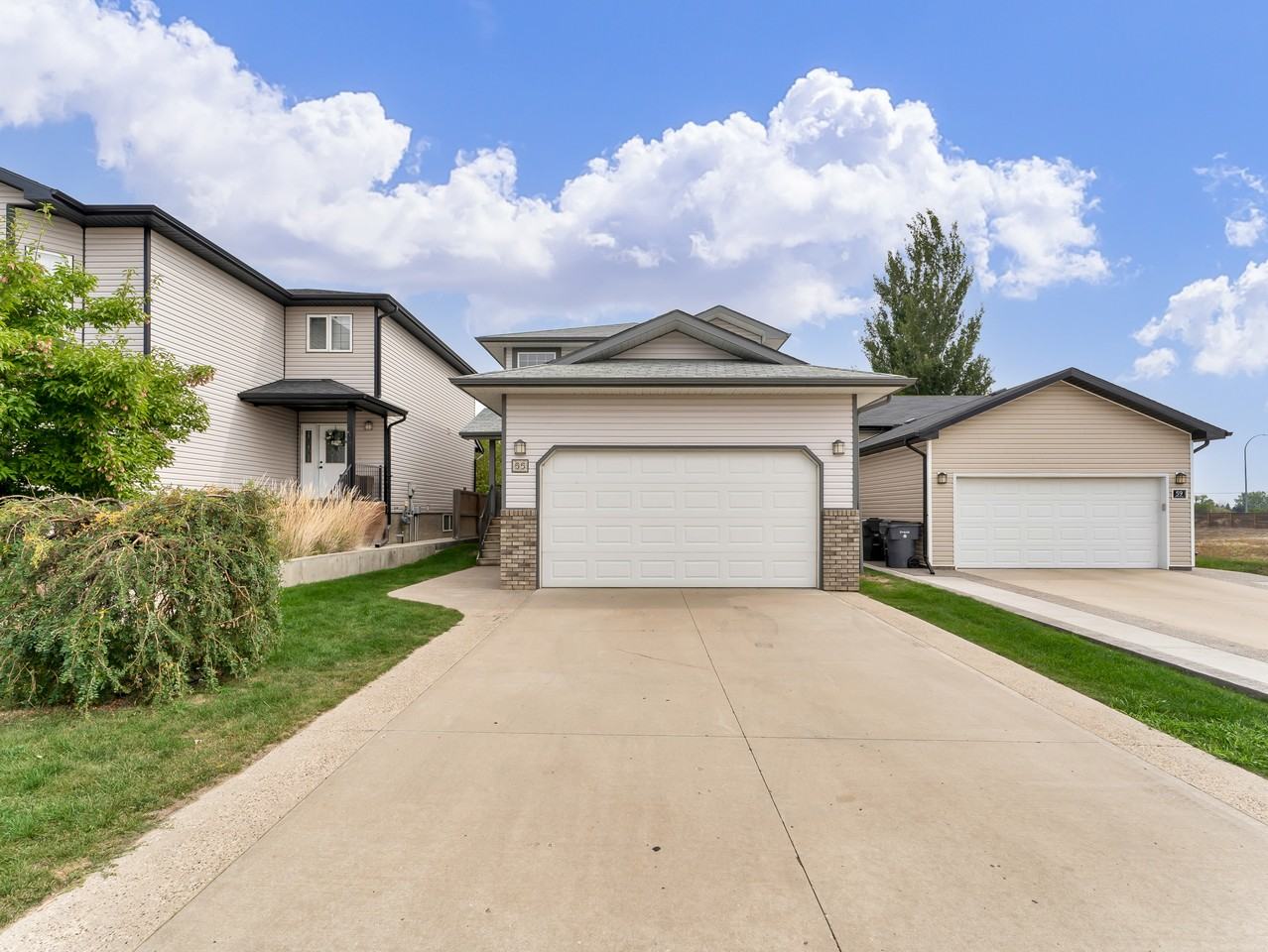 55 Vista Close Se, Medicine Hat, AB T1B 0A9 3 Bedroom House for 1,800