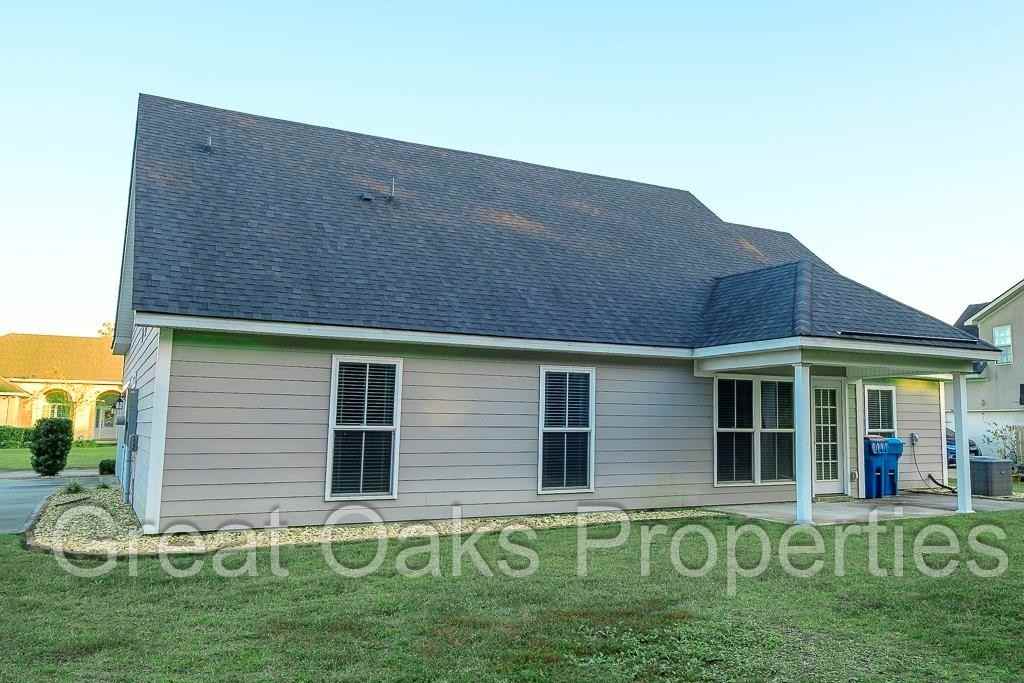 108 Wellington Cir - Photo 2 of 12