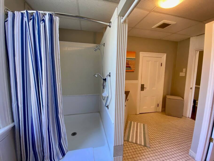 2438 Gottingen Street