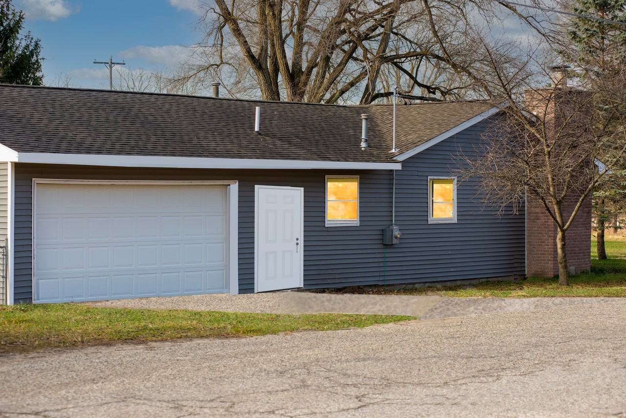 Cozy Modern Three Bedroom House - Photo 2 of 10