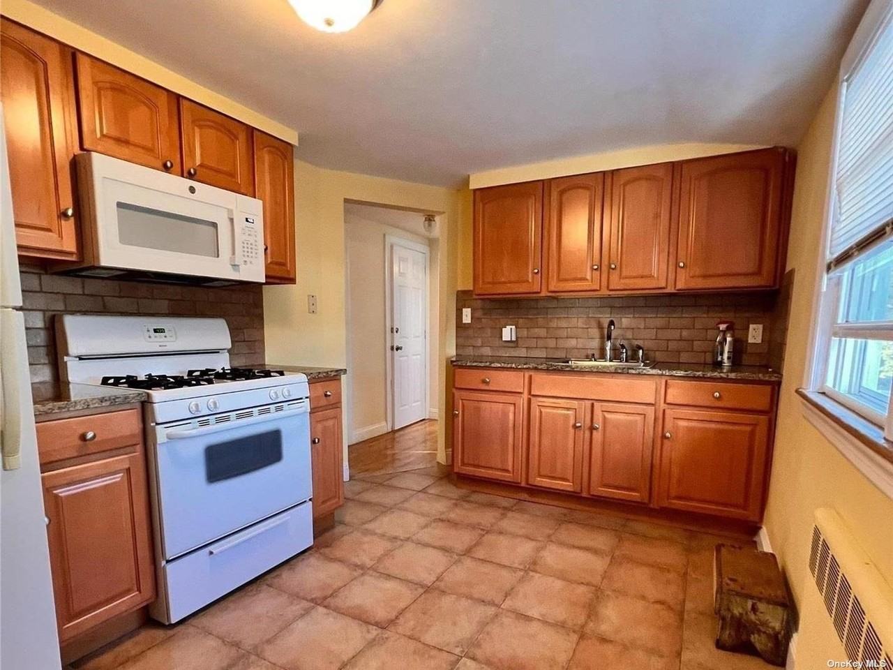 237 Oakley Ave - Photo 2 of 11