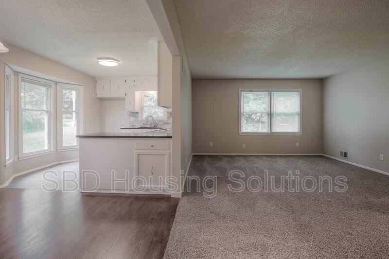 11917 Sycamore Ave - Photo 2 of 10