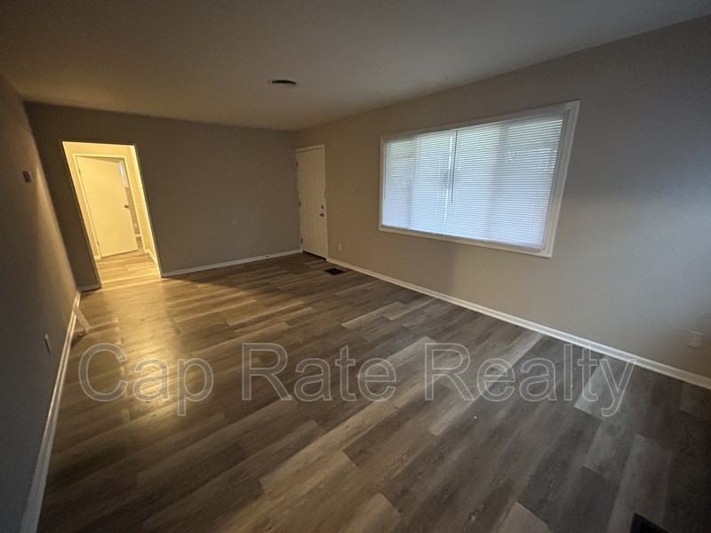 2163 Grasmere Ave - Photo 2 of 12