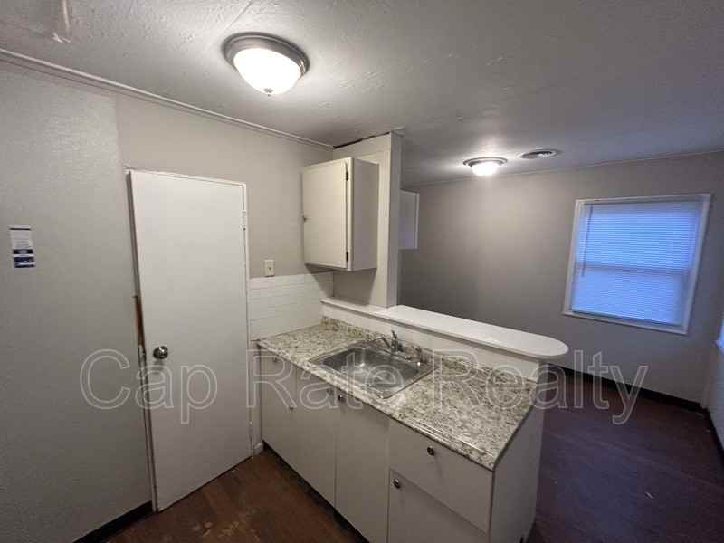2163 Grasmere Ave - Photo 4 of 12