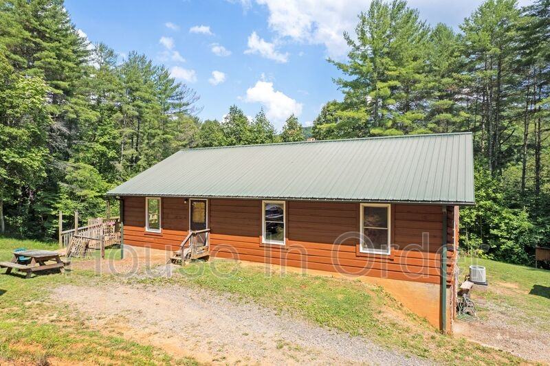 561 Bee Tree Rd - Photo 3 of 11